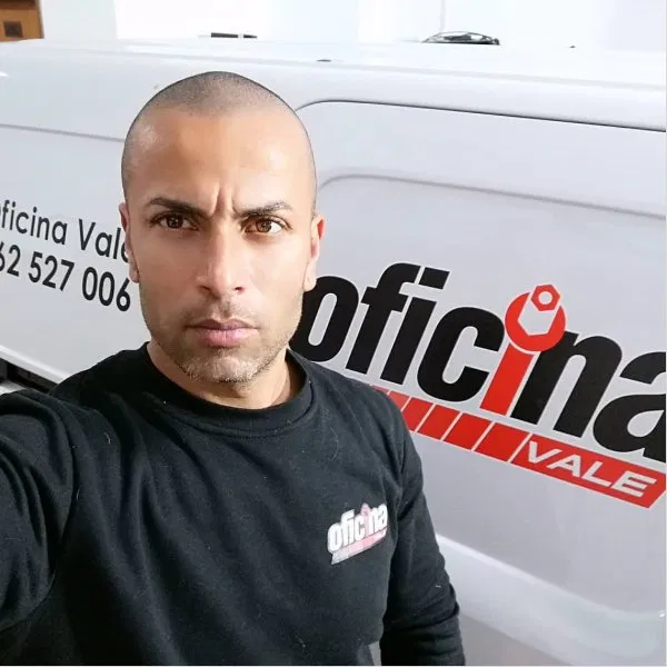 Mecânico da Oficina Vale junto à carrinha da empresa
